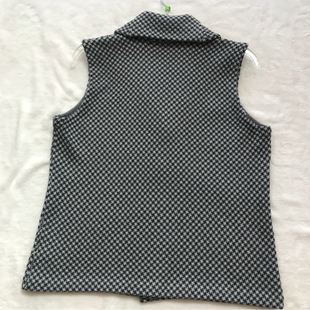 ~ CHAPS SLEEVELESS VEST~ - Picture 2 of 11